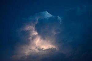 bliksemschichten in storm wolken. peals van een donder en de sprankelend bliksemschichten in wolken foto