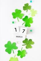 maart 17 kalender en groen Klaver bladeren top visie. st. Patrick dag concept foto
