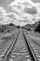 fotografie naar thema spoorweg bijhouden na voorbijgaan trein Aan spoorweg foto
