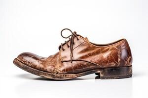 ai gegenereerd oud versleten leer Mannen schoenen Aan een wit achtergrond. gegenereerd door kunstmatig intelligentie- foto