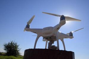 quadrocopter fantoom 4 tegen de blauw lucht in de zon. achtergrondverlichting. dron is een vernieuwend vliegend robot. foto