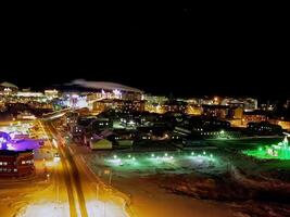 nacht Salehard. nacht stad in kleurrijk lichten. salekhard is de foto