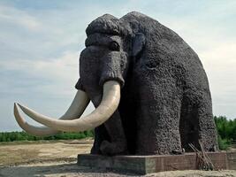 monument naar een mammoet- in de stad van Salehard. auteur onbekend. foto