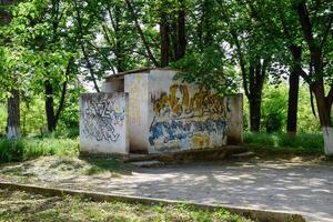 openbaar toilet in de park. foto