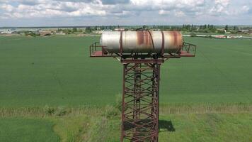 de water toren. een oud rustiek gemeenschappelijk communicatie. de water toren foto