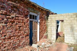 gebroken deuren in verlaten gebouw foto