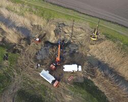 reparatie van de gas- pijpleiding sectie voorbijgaan door de water kanaal. reparatie werk foto