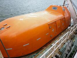 een reddingsboot in geval van een ongeluk in de haven of Aan een schip. de foto