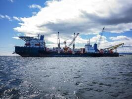 de lading schip met de kraan, de top visie. Pijp ligging schuit. foto