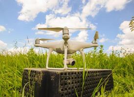 quadrocopters Aan een plastic doos in de gras foto