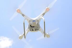 dar dji fantoom 4 in vlucht. quadrocopter tegen de blauw lucht met wit wolken. de vlucht van de Copter in de lucht. foto