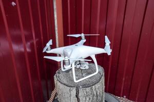 quadrocopters dji fantoom 4 Aan een houten stomp foto