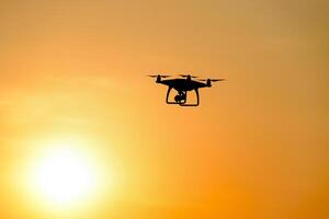 quadrocopters silhouet tegen de achtergrond van de zonsondergang foto