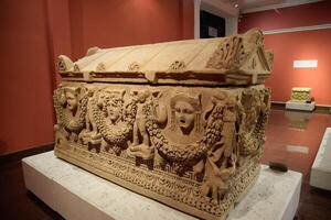 marmeren sarcofaag. sarcofaag van de opgravingen van de stad van perge foto
