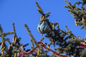 decoraties nieuw jaar boom. klatergoud en speelgoed, ballen en andere decoraties Aan de Kerstmis Kerstmis boom staand in de Open lucht. foto