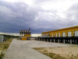 geel gebouw - olie pompen station voor olie pompen. olieveld faciliteiten. foto