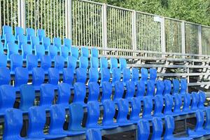 de stoelen in de stadion foto