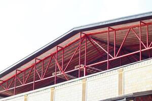 de staal kader voor de dak balken. bouw details. foto