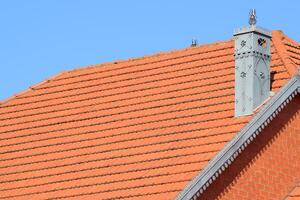 de huis met een dak van tegels foto