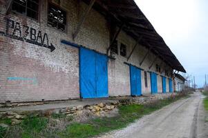 de oud gebouw Bij de spoorweg station, opschrift ingestort. verlaten Sovjet gebouwen. foto