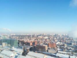 winter dorp. ijzig zonnig dag in de stad. sneeuw Aan de straten en rook van de boiler stijgt. vorst en zon, een geweldig dag foto