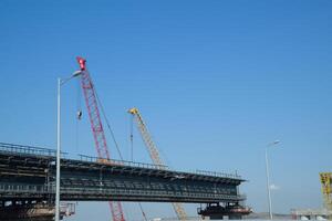 het rijden langs de Krim brug. een grandioos gebouw van de 21e eeuw. de nieuw brug. foto