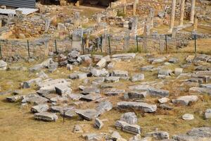 top visie van de uitgraving plaats in geruïneerd oude stad van hierapolis. de stoffelijk overschot van vernietigd gebouwen en kolommen. foto