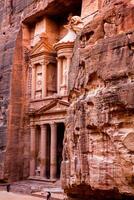 schoonheid van rotsen en oude architectuur in petra, Jordanië. oude tempel in petra, Jordanië. foto