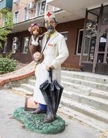 dokter aibolit, een standbeeld van een dokter van een fee verhaal. monument naar de dokter in de buurt de kinderen polikliniek foto