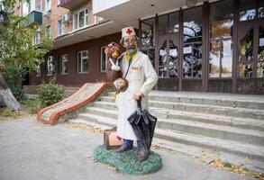 dokter aibolit, een standbeeld van een dokter van een fee verhaal. monument naar de dokter in de buurt de kinderen polikliniek foto