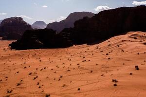 wadi rum woestijn in Jordanië. Aan de zonsondergang. panorama van mooi zand patroon Aan de duin. woestijn landschap in Jordanië. foto