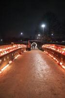 brug gloeiend met kaarsen Aan letland nacht van onafhankelijkheid dag feest. foto