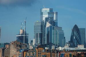 dag horizon van Londen financieel wijk met iconisch augurk gebouw foto