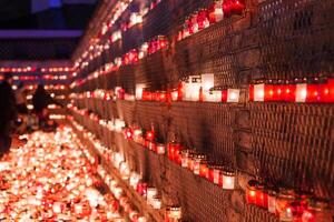 kaarslicht herinnering Scherm in rood voor letland onafhankelijkheid dag foto