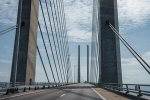 oresund brug, modern wonder, Doorzichtig blauw lucht, kabel ondersteund ontwerp foto