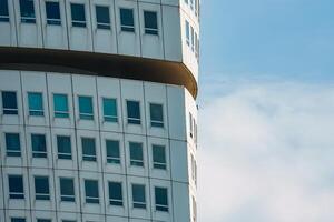 modern gebogen architectuur in Malmö Aan een helder zonnig dag foto