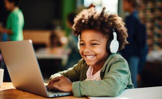 ai gegenereerd een jong kind is glimlachen Bij een computer schrijven. foto