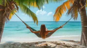 ai gegenereerd een mooi meisje in een bikini leugens in een hangmat tussen palm bomen Aan de oceaan kust foto