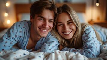 ai gegenereerd een gelukkig paar in bij elkaar passen pyjama lacht terwijl aan het liegen in bed foto