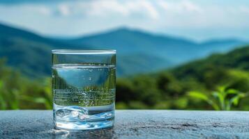 ai gegenereerd een Doorzichtig glas van water tegen een bergachtig backdrop foto