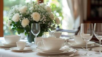 ai gegenereerd elegant dining Oppervlakte reeks met prima China en vers bloemen, creëren een atmosfeer van verfijnd gastvrijheid foto