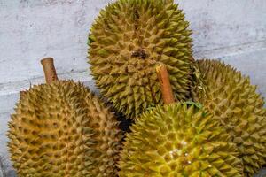 lokaal Indonesisch durian is heerlijk en bevat divers vitamines en mineralen, het verstrekken van een verrukkelijk smaak beleven. foto