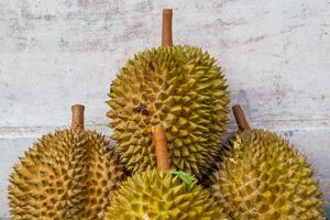 lokaal Indonesisch durian is heerlijk en bevat divers vitamines en mineralen, het verstrekken van een verrukkelijk smaak beleven. foto