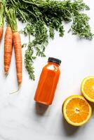 vers wortel sap in fles met ingrediënten Aan wit marmeren tafel - gezond drinken foto