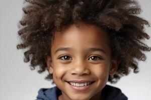 ai gegenereerd studio detailopname beeld van een schattig zwart jongen met een groot afro kapsel lachend. foto