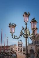 mooi Venetiaanse brug met lamp post in zomertijd - architectuur en reizen verzameling foto