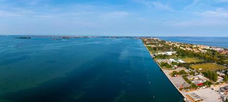 luchtfoto van het eiland lido de venezia in venetië, italië. foto