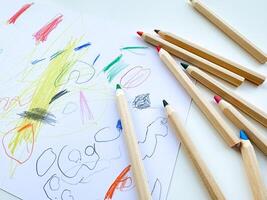 gekleurde potloden Aan de achtergrond van kinderen tekening. top visie. foto