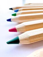houten kleurrijk gewoon potloden geïsoleerd Aan een wit achtergrond foto