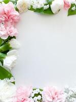 roze bloemen. geassorteerd roze bloemen grens Aan wit foto